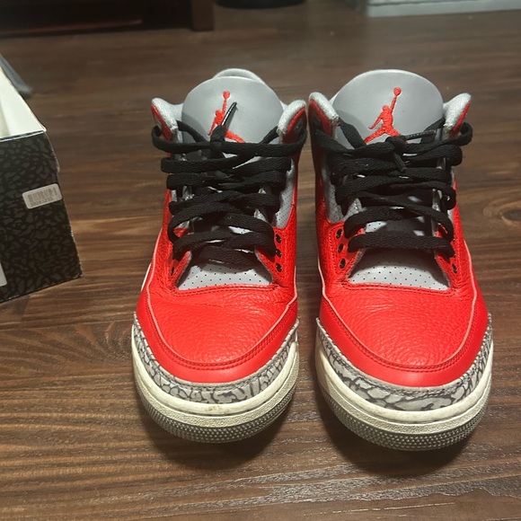 Red Jordan 3 - Picture 6 of 8
